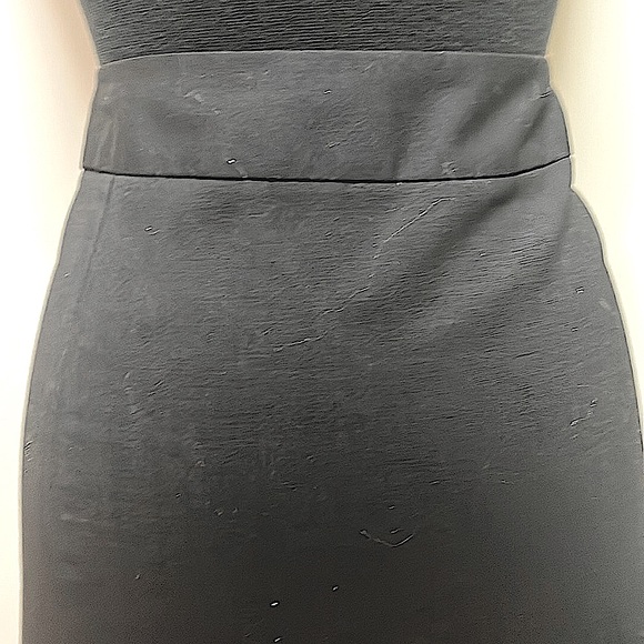 Nwot black skirt banana republic size 4 slit at bottom and zipper back mint cond - Picture 2 of 4